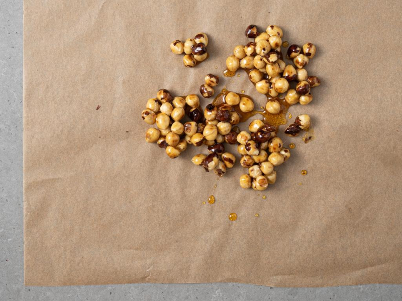 Orzeszki w karmelu na papierze do pieczenia.