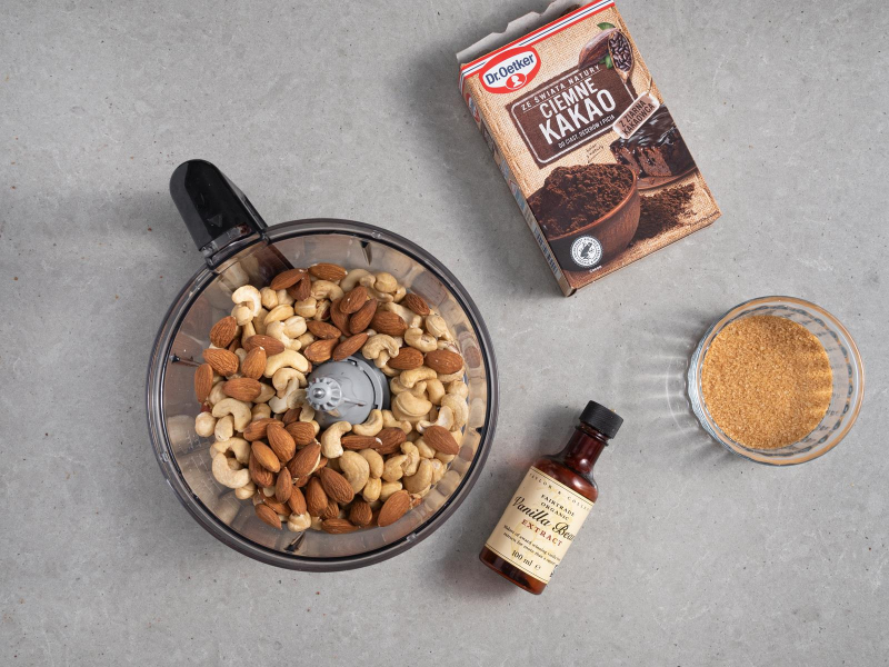 podprażone orzechy w misie malaksera. Obok ekstrakt waniliowy Taylor&Colledge, cukier trzcinowy i ciemne kakao Dr. Oetkera.