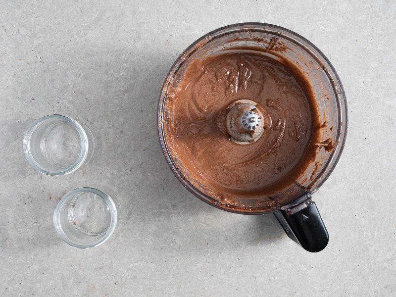 domowa nutella w misie malaksera, obok dwa słoiczki