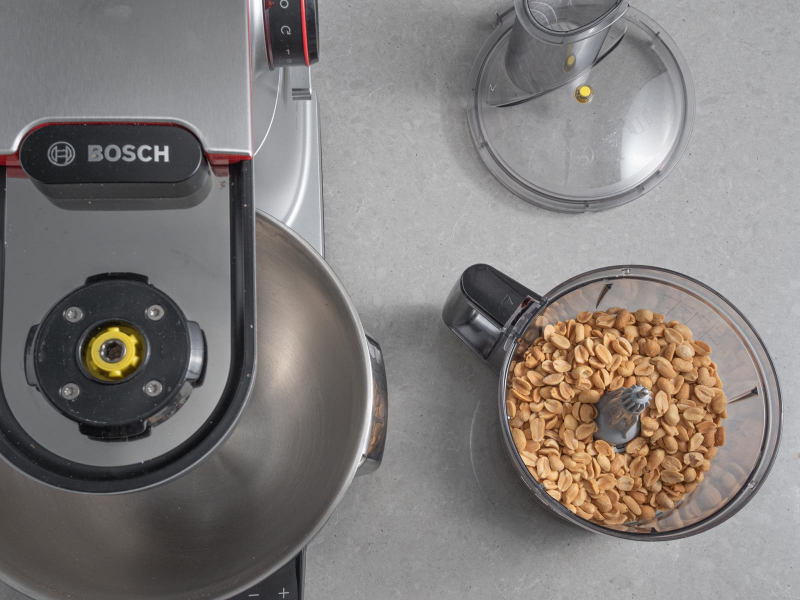 Orzeszki ziemne w malakserze robota kuchennego firmy Bosch.