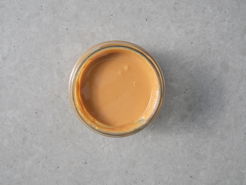 Domowe masło orzechowe z dodatkiem soli w słoiczku