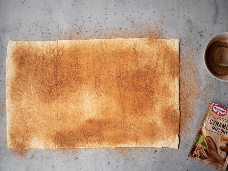 arkusz ciasta francuskiego posypany cukrem z cynamonem