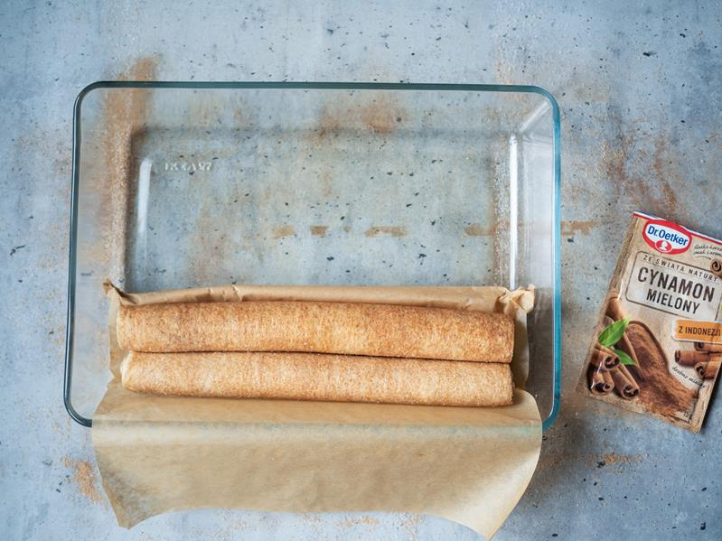 ciasto na ciasteczka palmiery w szklanej formie do pieczenia