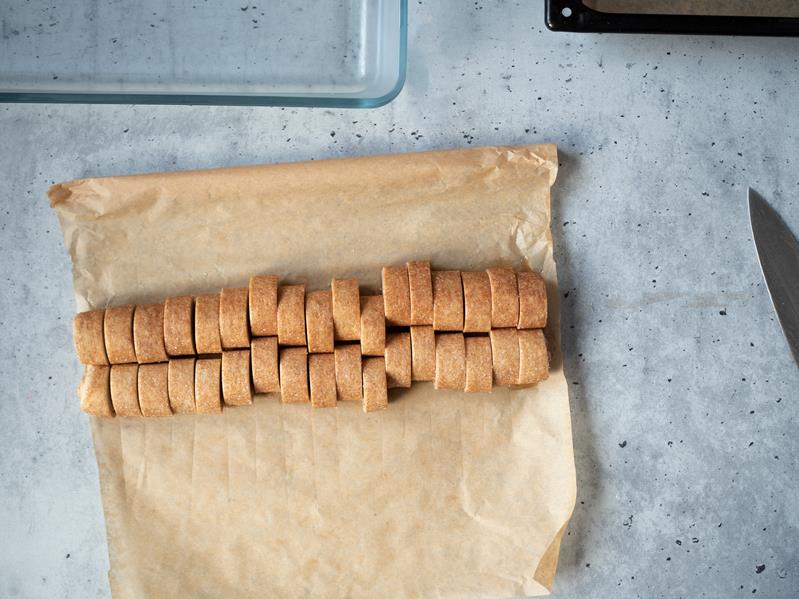 pokrojone ciasto na ciasteczka palmiery z cynamonem