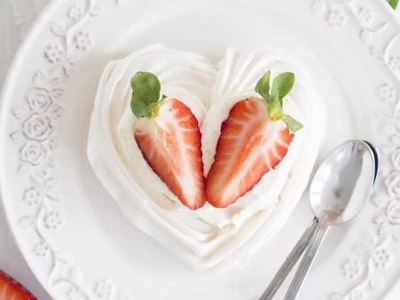 bezowe serca udekorowane truskawkami