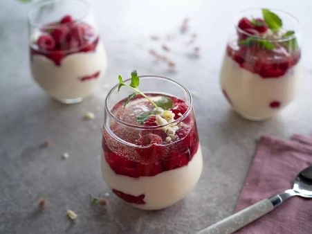 Mus z białej czekolady z dodatkiem malin i galaretką prosecco