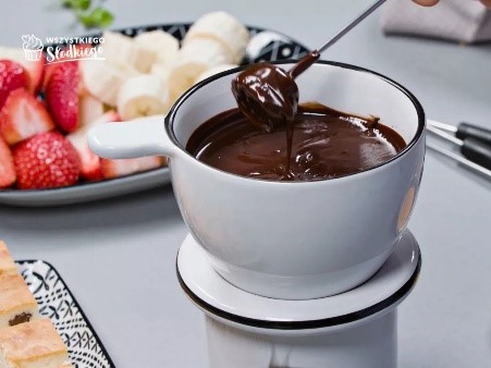 founde czekoladowe, owoce, truskawki, banany