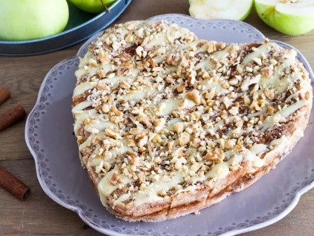 szarlotka sypana w kształcie serca udekorowana białą czekoladą i orzechami włoskimi