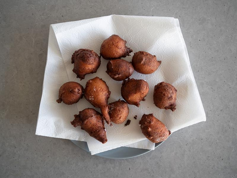 pączusie na ręczniku papierowym po usmażeniu