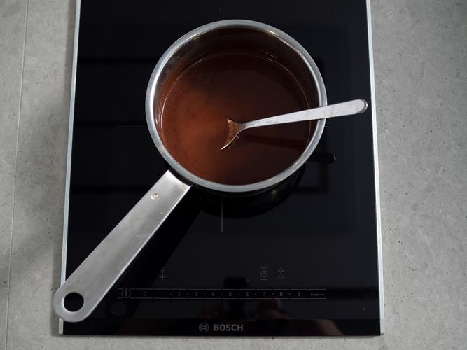 na płycie indukcyjnej bosch rozpuszczona czekolada