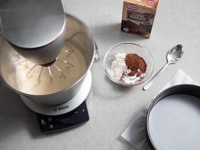 w robocie kuchennym bosch ubijane jajka z cukrem obok kakao Dr. Oetkera i w miseczce