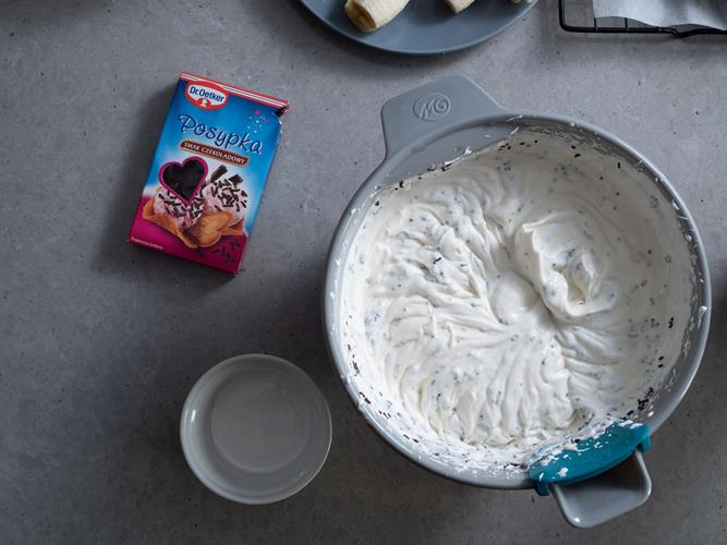 w misce wilton masa śmietanowa z posypką