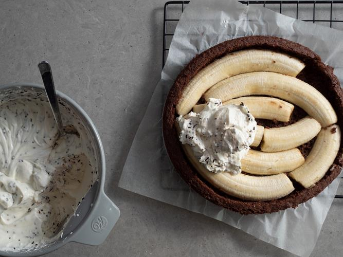 na kakaowym biszkopcie poukładane biszkopty do kopca kreta