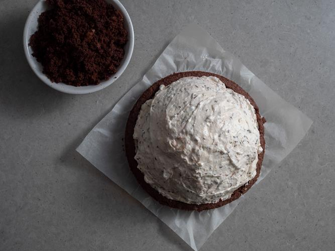 na ciście uformowany kopczyk ze śmietany na kopca kreta