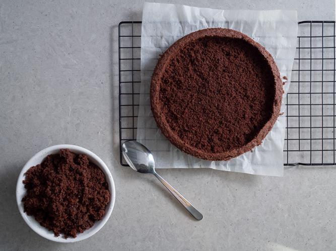 w kakaowym biszkopcie