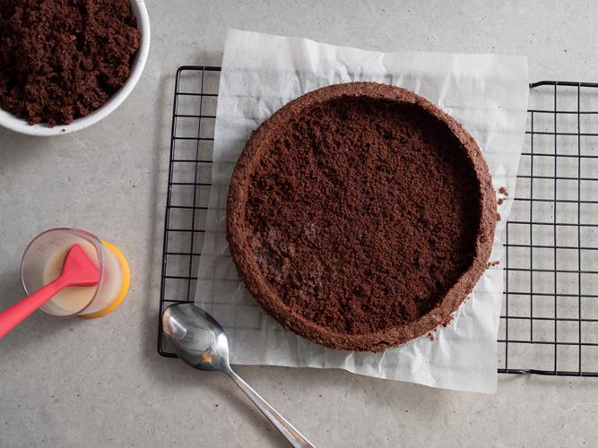 nasączony biszkopt sokiem bananowym