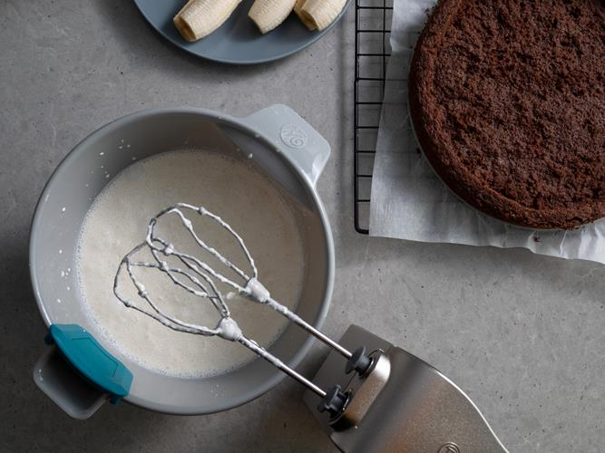 w misce z miarką wilton ubijana bita śmietana