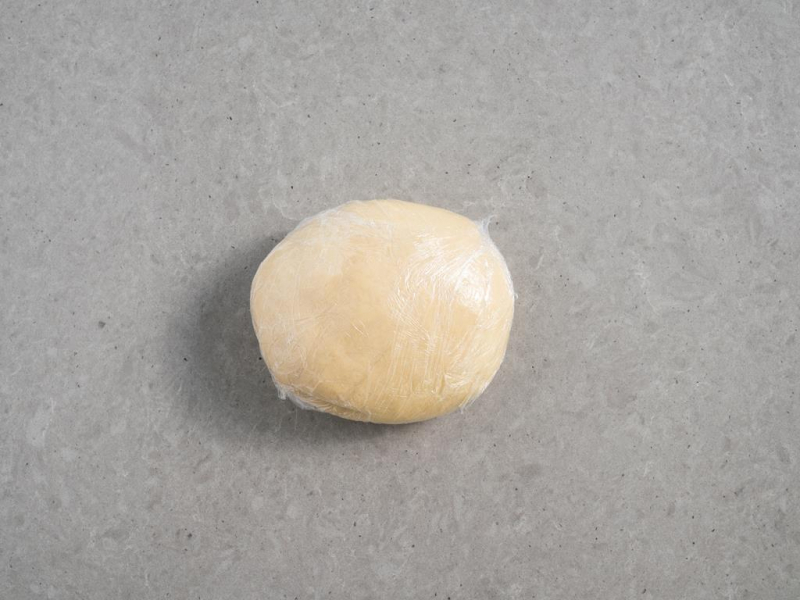 ciasto na rurki z kremem owinięte w folię spożywczą