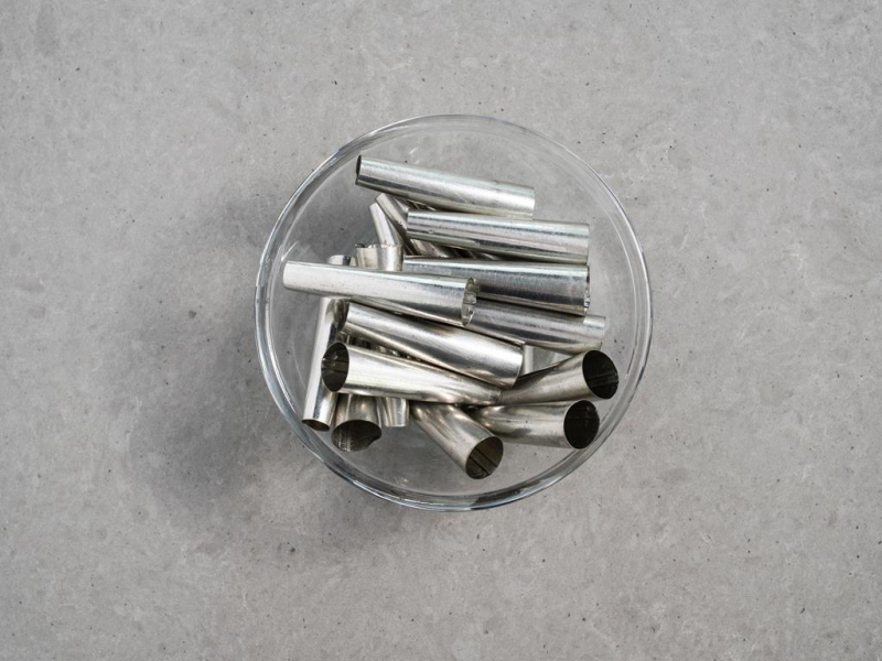 metalowe rurki posmarowane olejem w szklanej miseczce