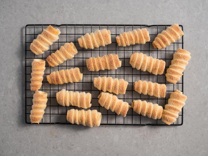 upieczone rurki z cukrem studzące się na kratce