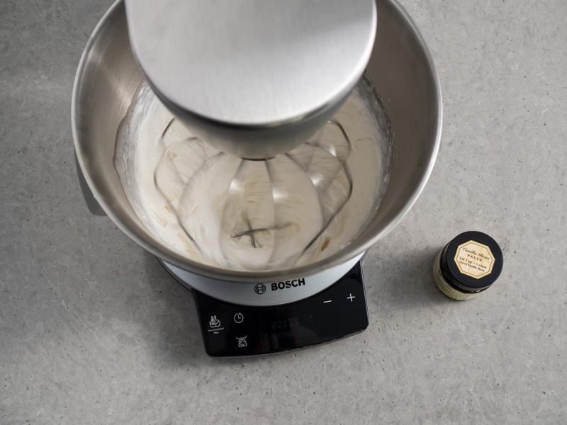 krem śmietankowy z pastą waniliową Taylor & Colledge ubity w robocie kuchennym bosch