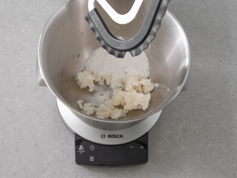 W misie miksera cukier puder i olej kokosowy.