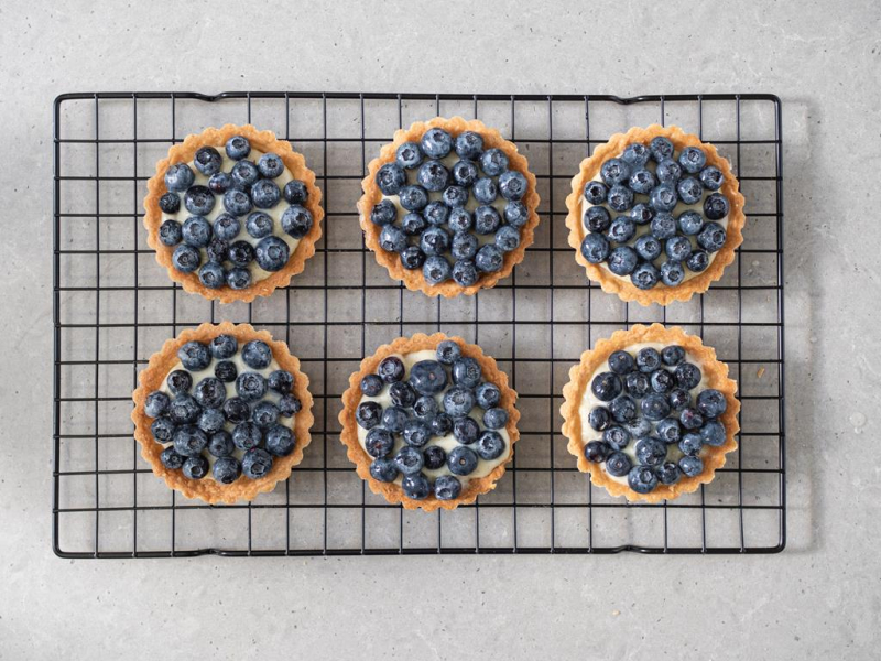 Tartaletki wegańskie z kremem budyniowym i owocami - borówkami