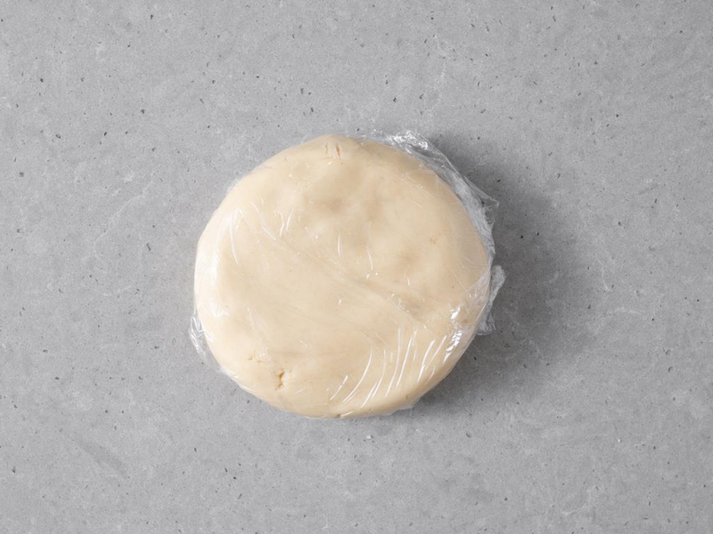 wegańskie ciasto kruche na tartaletki owinięte folią spożywczą.