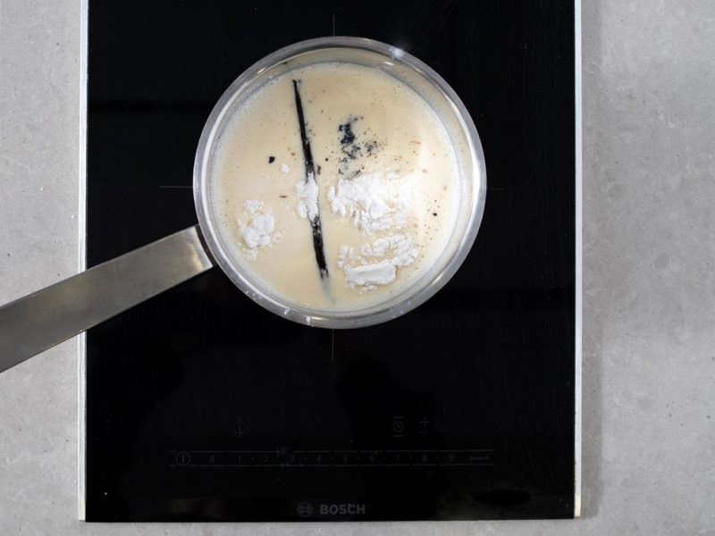 W garnku napój sojowy z laską wanilii, cukrem i skrobią kukurydzianą.