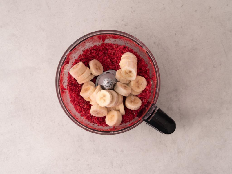 owoce mrożone razem z mrożonymi bananami blendowane w malakserze Robot kuchenny Bosch OptiMUM MUM9BX5S65