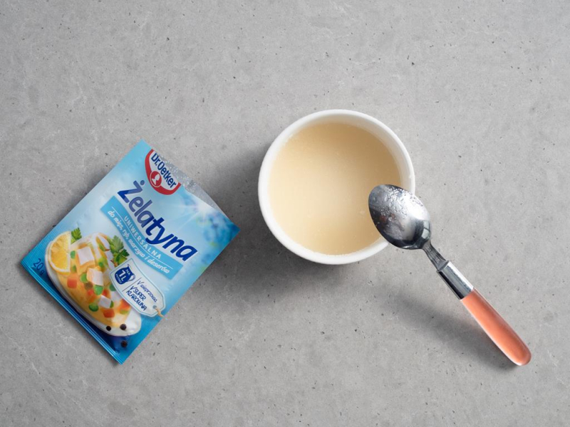 żelatyna uniwersalna namoczona w małym naczyniu