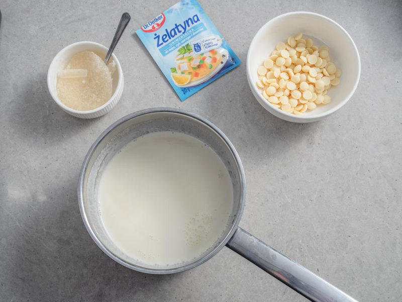 rondel ze śmietanką w miseczce namoczona żelatyna Dr.Oetkera