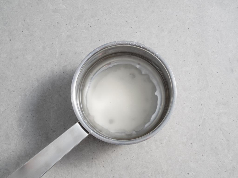 w rondelku woda z cukrem i syropem glukozowym