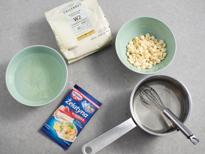 składniki na glazurę z białej czekolady