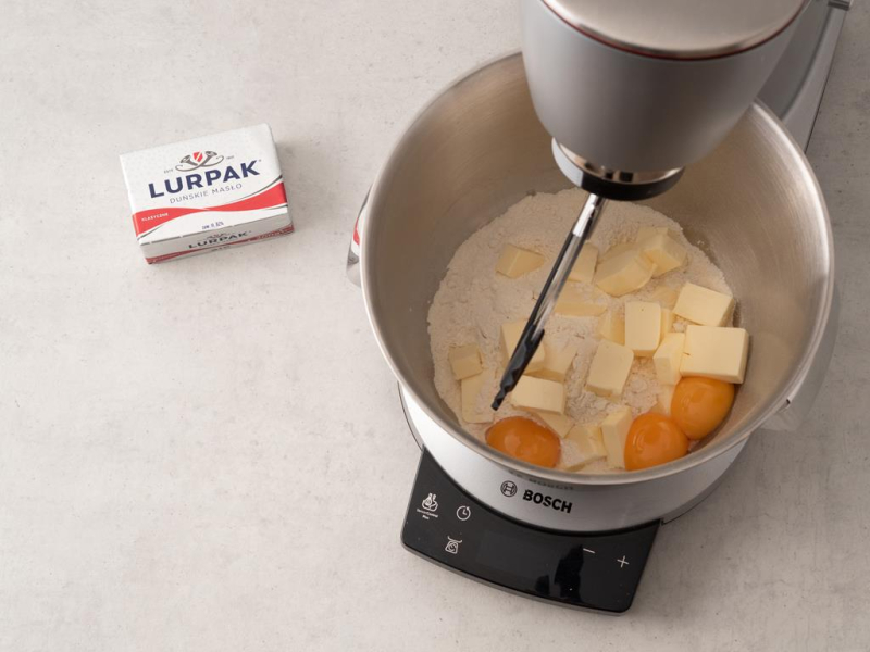 mąka, żółtka, cukier puder, masło klasyczne Lurpak,Robot kuchenny Bosch OptiMUM MUM9BX5S65