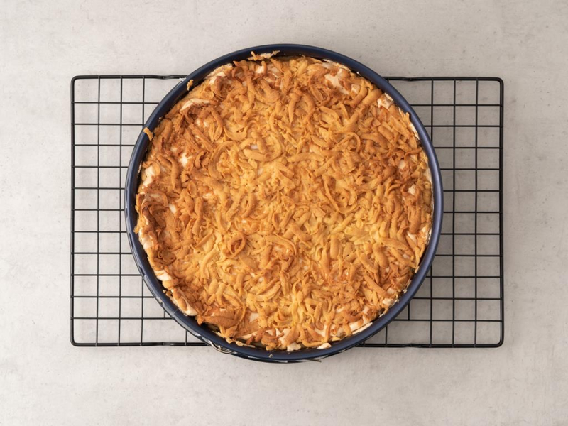 upieczony sernik z brzoskwiniami na kratce do studzenia Wilton