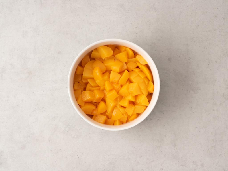 brzoskwinie pokrojone w kostkę do sernika z brzoskwiniami