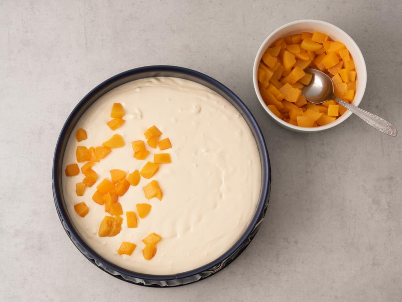 kawałki brzoskwiń wyłożone na masę serową