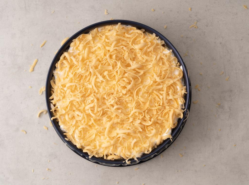 ciasto półkruche starte na tarce na wierzch sernika z brzoskwiniami