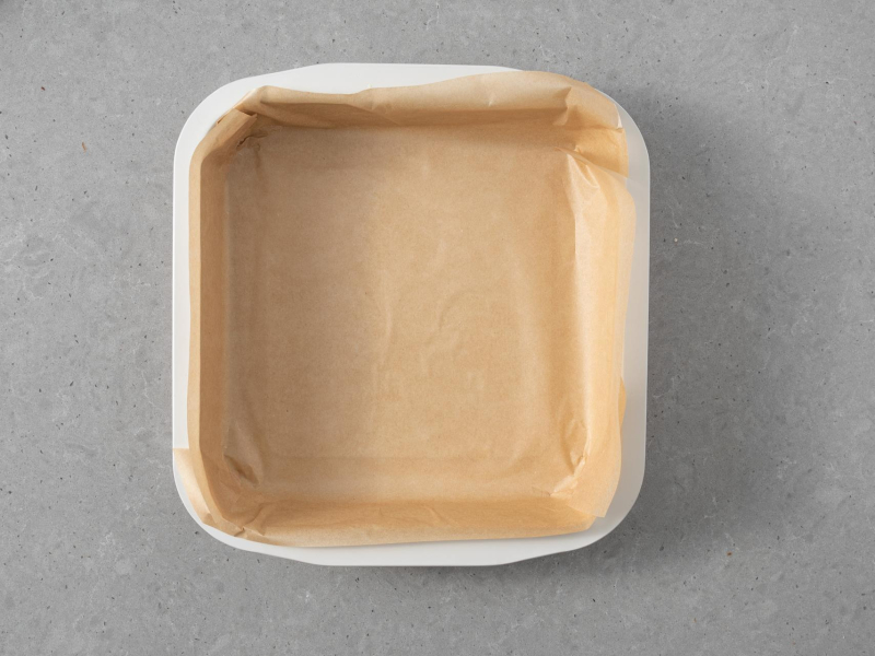 Forma prostokątna wyłożona papierem do pieczenia.