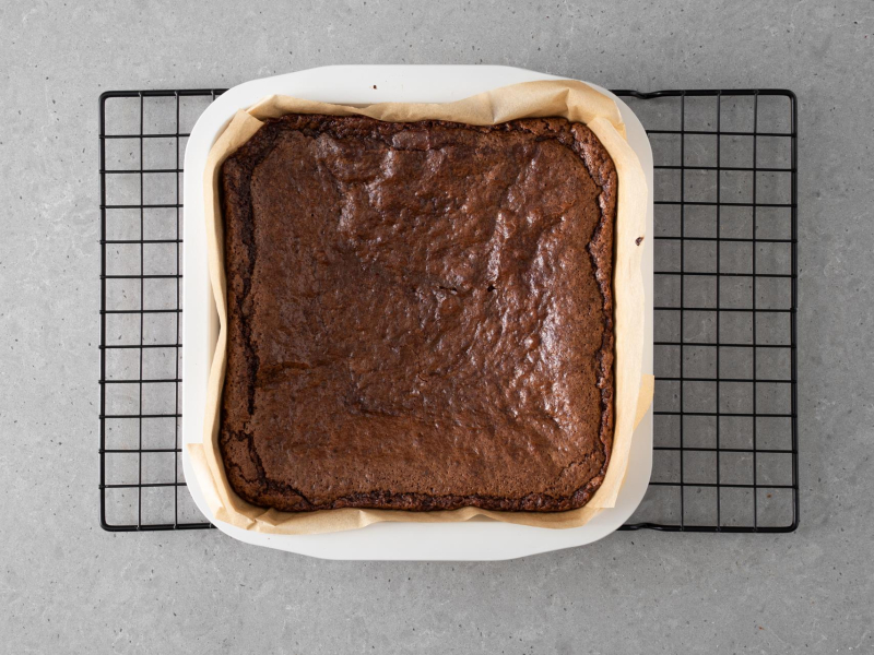 Upieczone brownie bez mleka w kwadratowej formie retro.