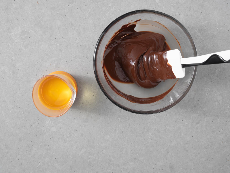 W misce rozpuszczona czekolada z masłem. Obok olej rzepakowy.