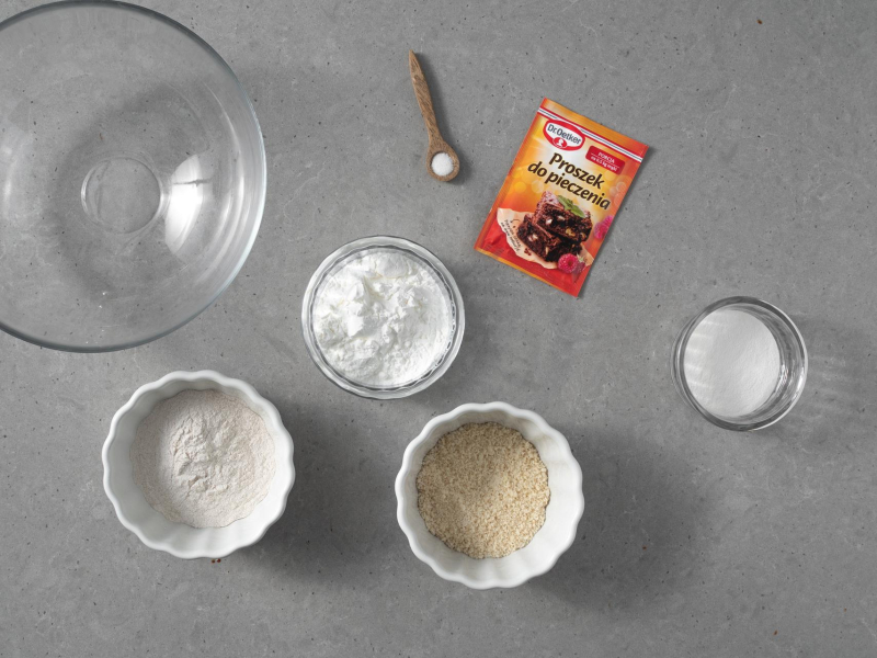 W miseczkach suche składniki potrzebne do przygotowania brownie bez mleka.