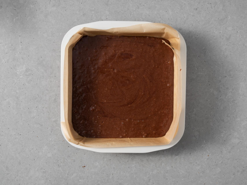 Masa na brownie bez mleka, przełożona do formy.