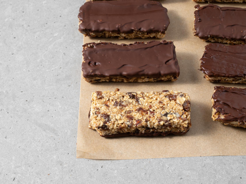 Gotowe batony owsiane z czekoladą.