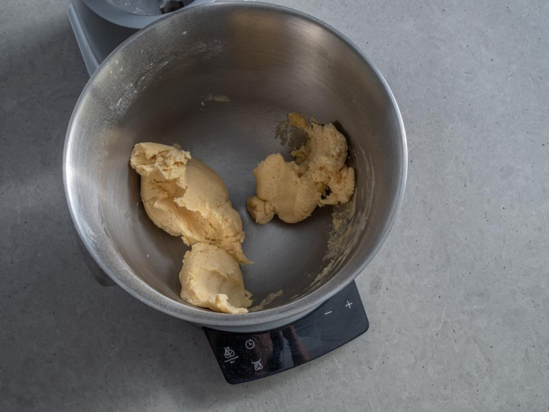 zagniecione ciasto kruche w robocie kuchennym bosch