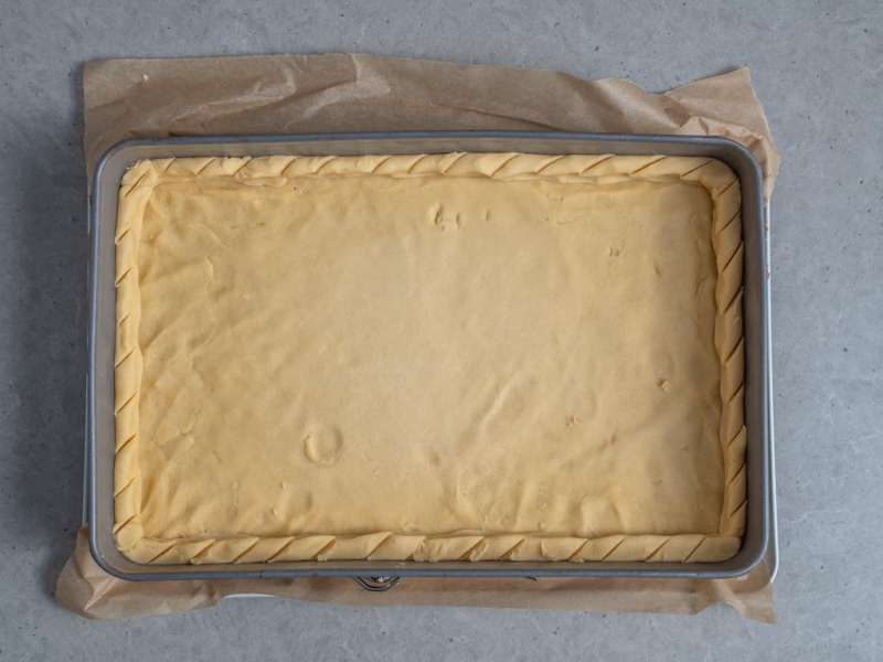 w formie prostokątnej wyłożony nieupieczony spód do mazurka