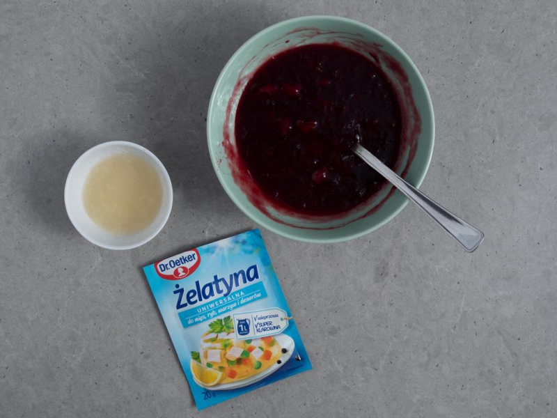 namoczona żelatyna Dr.Oetker obok konfitura wiśniowa w miseczce