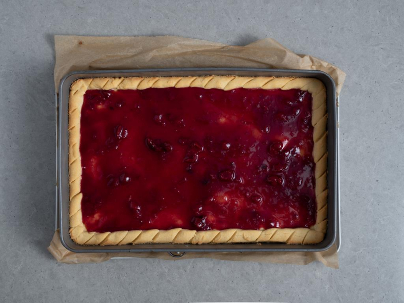 Spód mazurka wyłożony dżemem wiśniowym