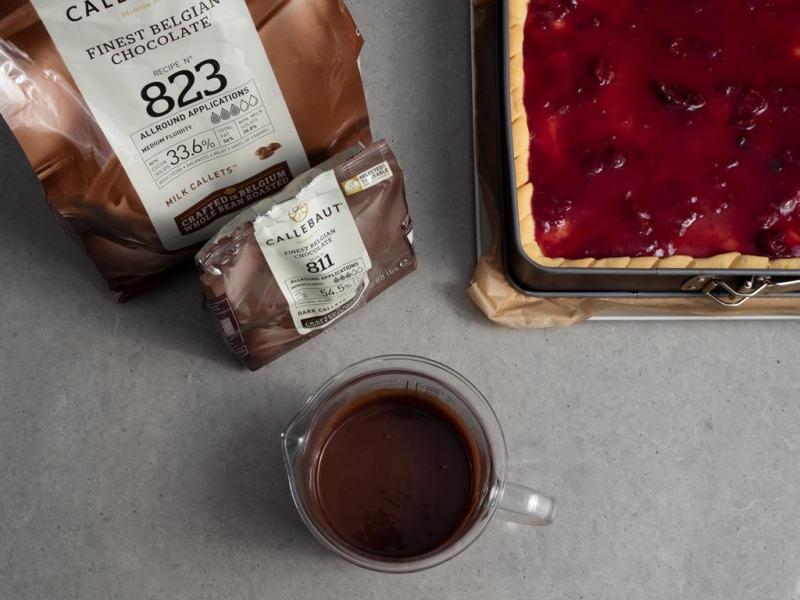 rozpuszczona czekolada callebaut w szklanym naczyniu